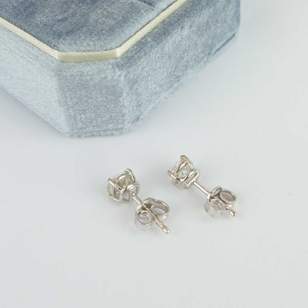 Orecchini punto luce cod 7623