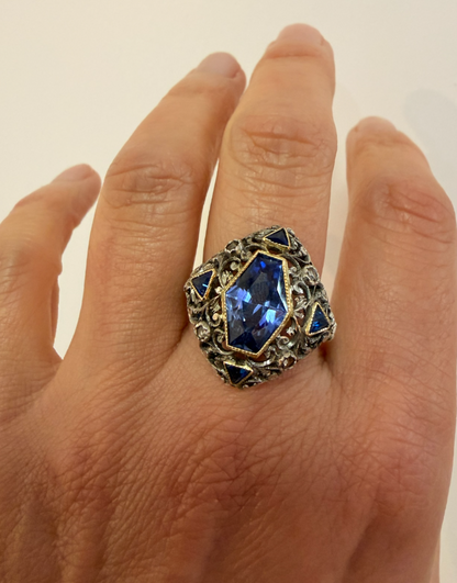 Anello antico zaffiri cod 8187
